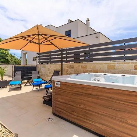 Sabena With Private Whirlpool דירה *