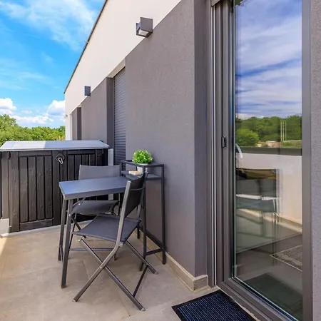 Appartement Sabena With Private Whirlpool Poreč